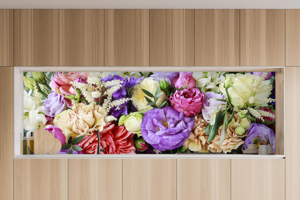Küche - Schöner Blumenstrauß in charakteristischer Vollholz-Küche mit modernem Gasherd