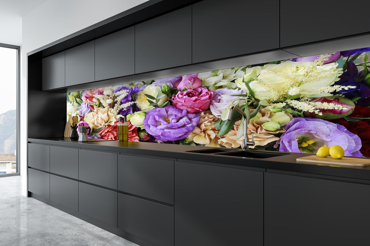 Küche - Schöner Blumenstrauß in tiefschwarzer matt-premium Einbauküche
