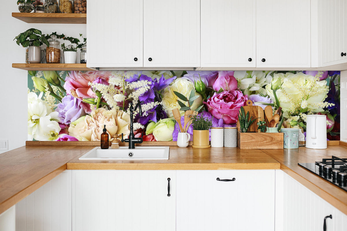 Küche - Schöner Blumenstrauß in weißer Küche hinter Gewürzen und Kochlöffeln aus Holz