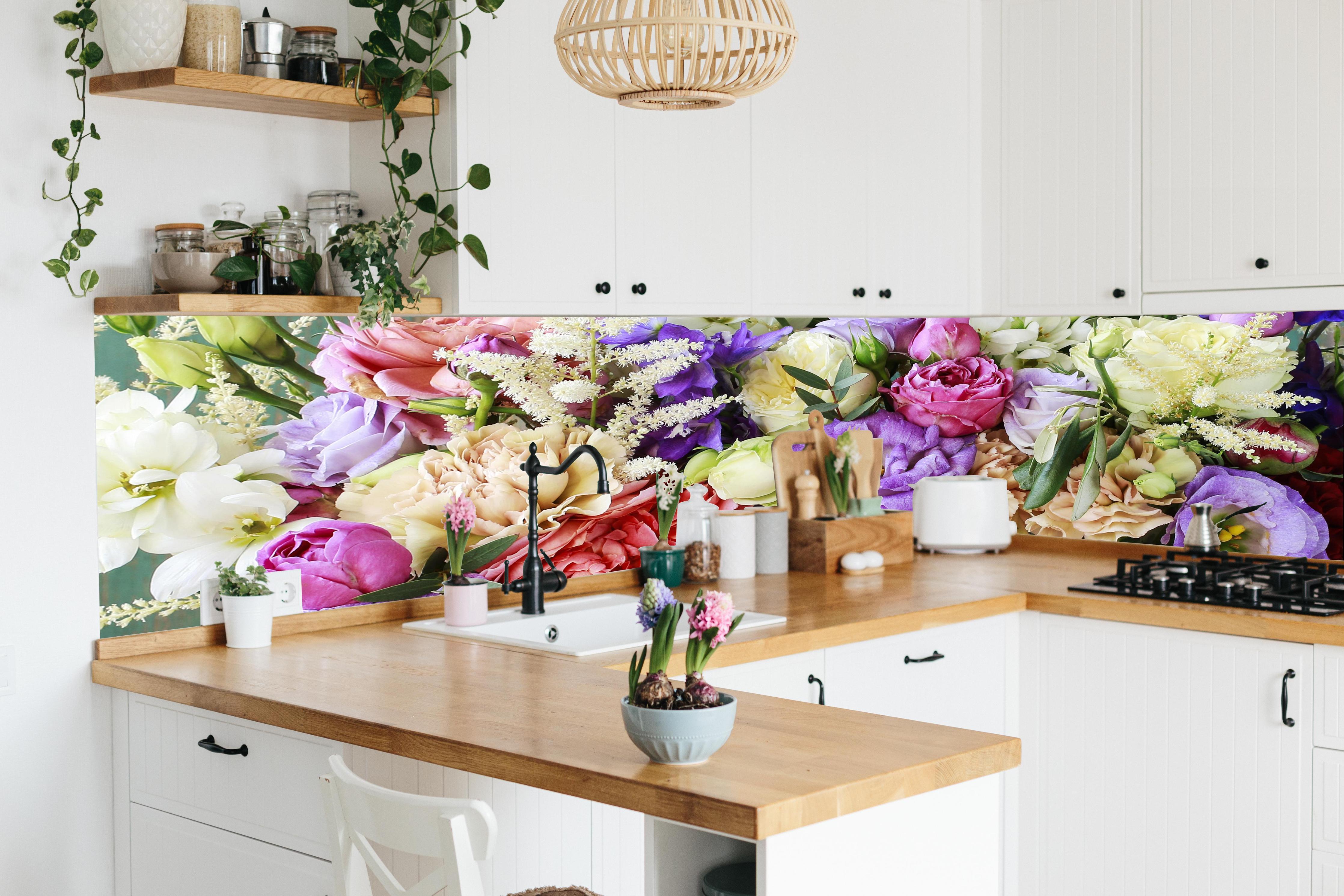 Küche - Schöner Blumenstrauß in lebendiger Küche mit bunten Blumen