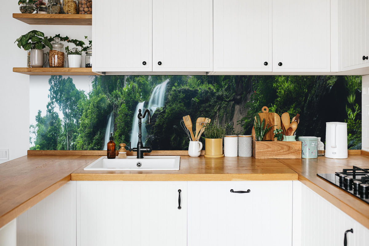 Küche - Schöner Wasserfall im Dschungel in weißer Küche hinter Gewürzen und Kochlöffeln aus Holz