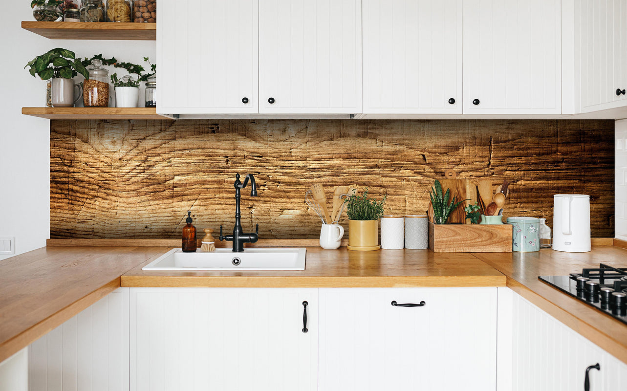 Küche - Schönes Eichenholz in weißer Küche hinter Gewürzen und Kochlöffeln aus Holz