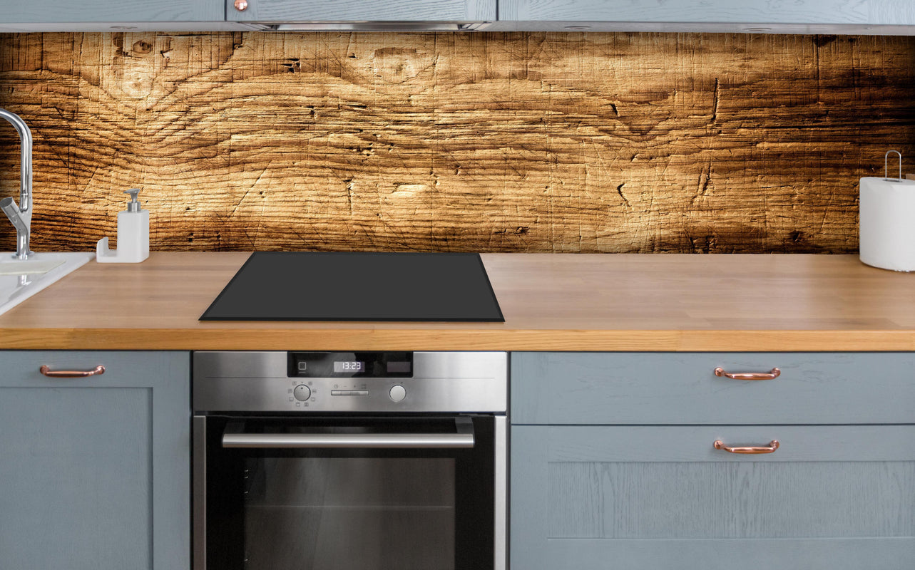 Küche - Schönes Eichenholz über polierter Holzarbeitsplatte mit Cerankochfeld
