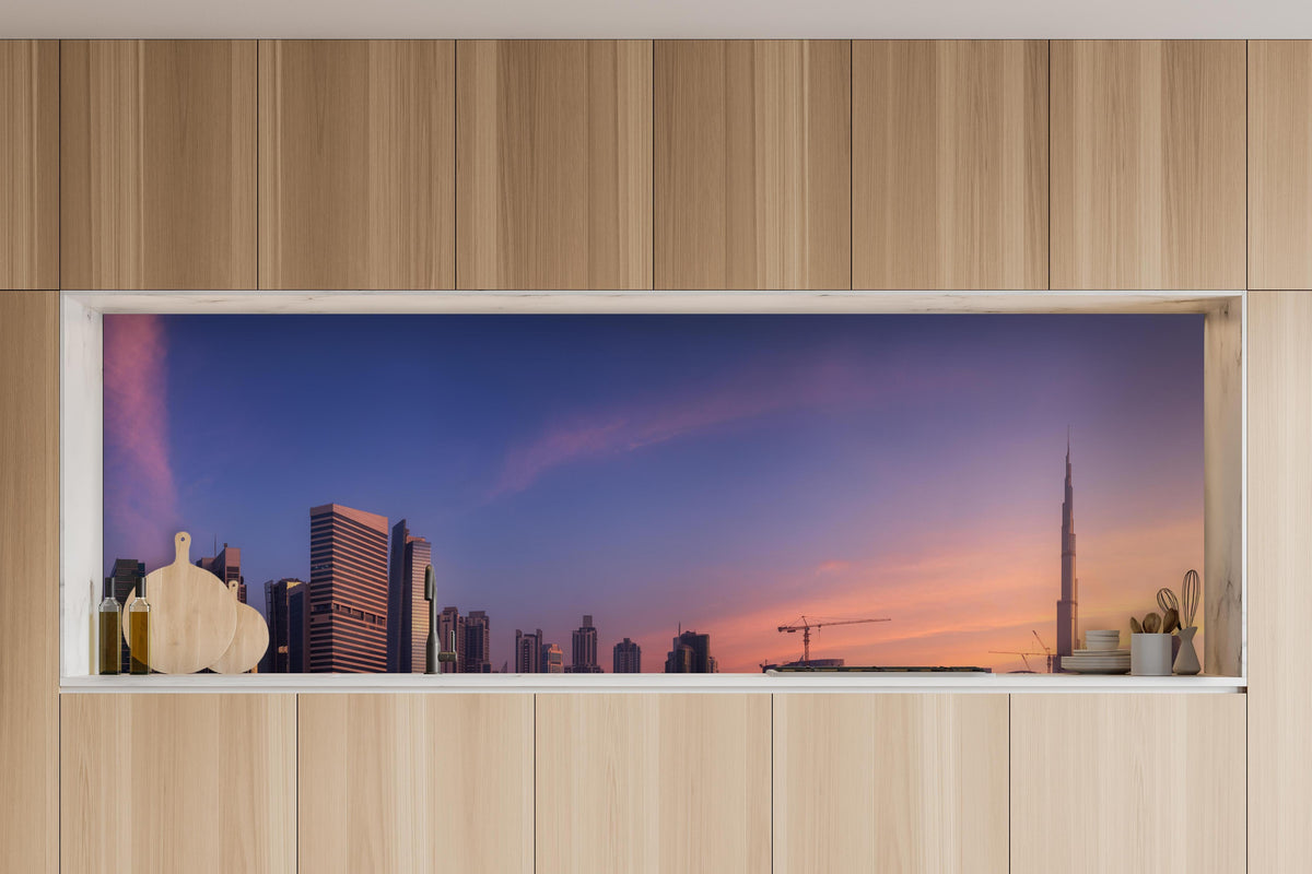 Küche - Schönes Stadtbild von Dubai in charakteristischer Vollholz-Küche mit modernem Gasherd