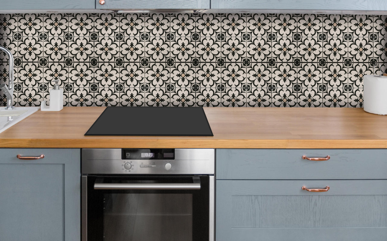 Küche - Schwarz Braun Vintage Mosaik über polierter Holzarbeitsplatte mit Cerankochfeld