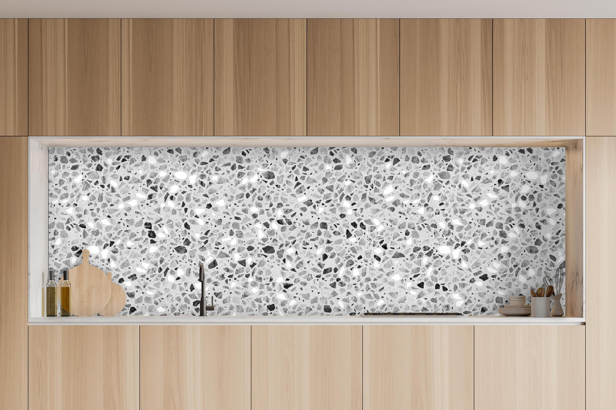 Küche - Schwarz-Weiße graue Terrazzo Stein Textur in charakteristischer Vollholz-Küche mit modernem Gasherd