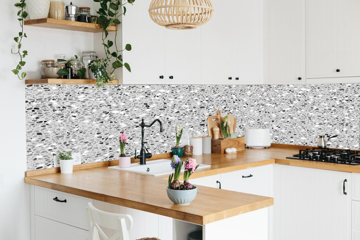 Küche - Schwarz-Weiße graue Terrazzo Stein Textur in lebendiger Küche mit bunten Blumen