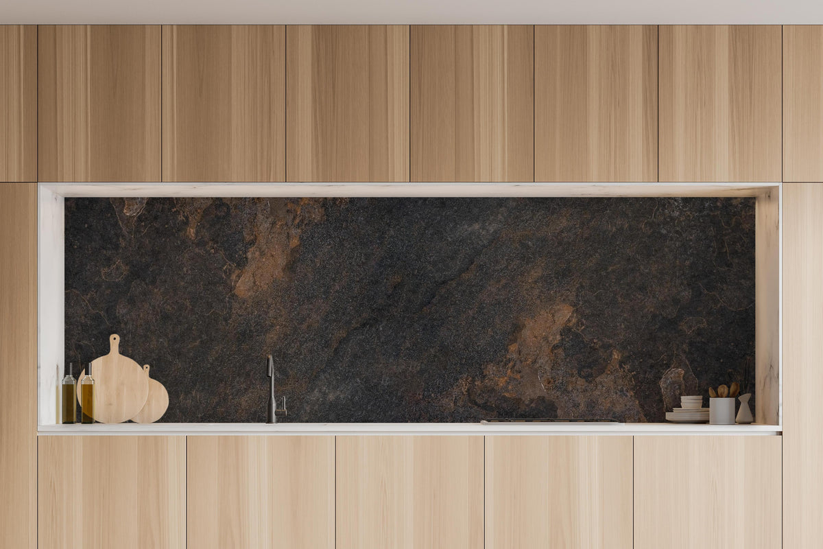 Küche - Schwarz braun rostigen Stein Fliesen  in charakteristischer Vollholz-Küche mit modernem Gasherd