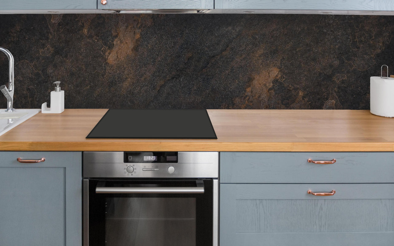 Küche - Schwarz braun rostigen Stein Fliesen  über polierter Holzarbeitsplatte mit Cerankochfeld