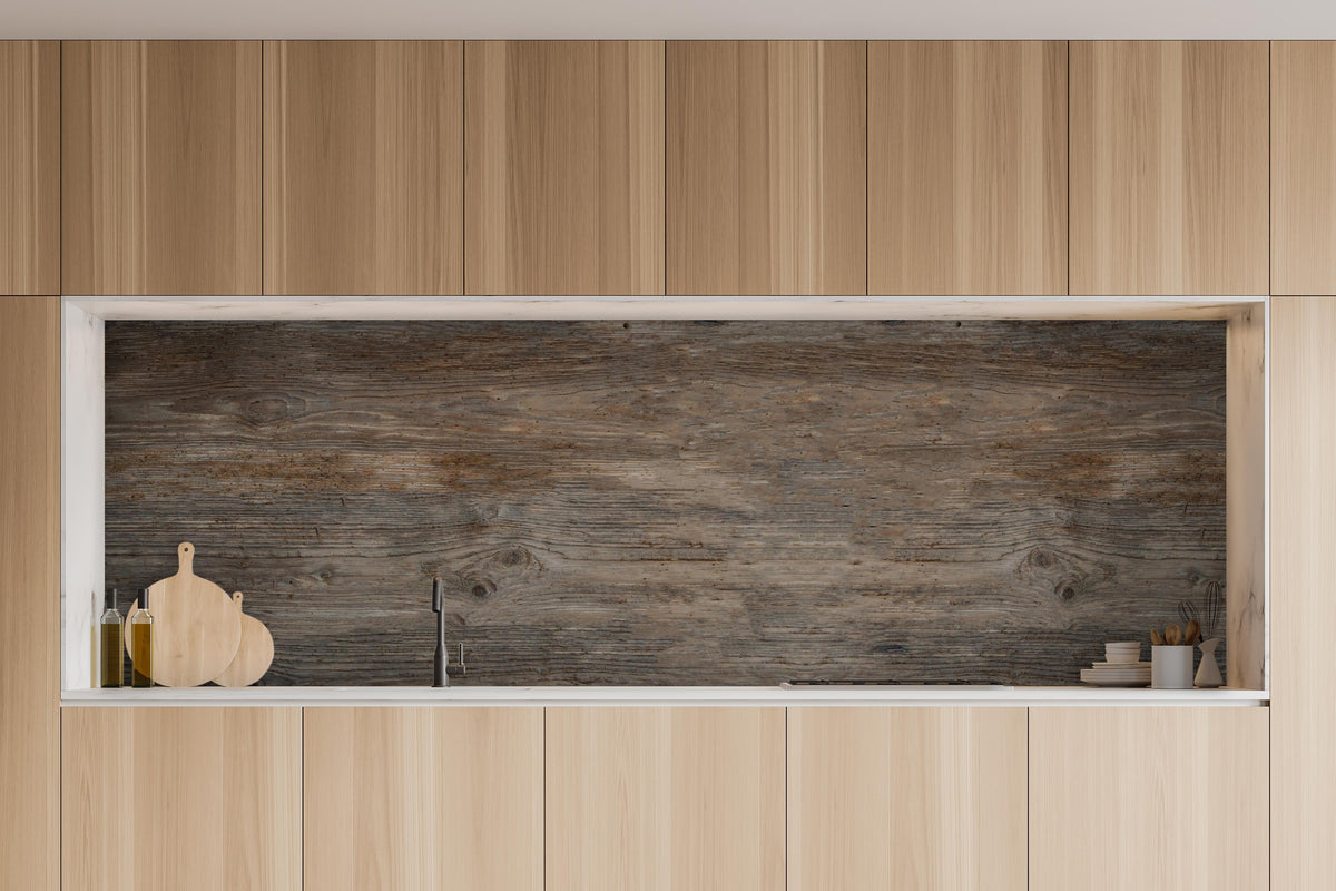 Küche - Schwarz-braune Holzplatte in charakteristischer Vollholz-Küche mit modernem Gasherd