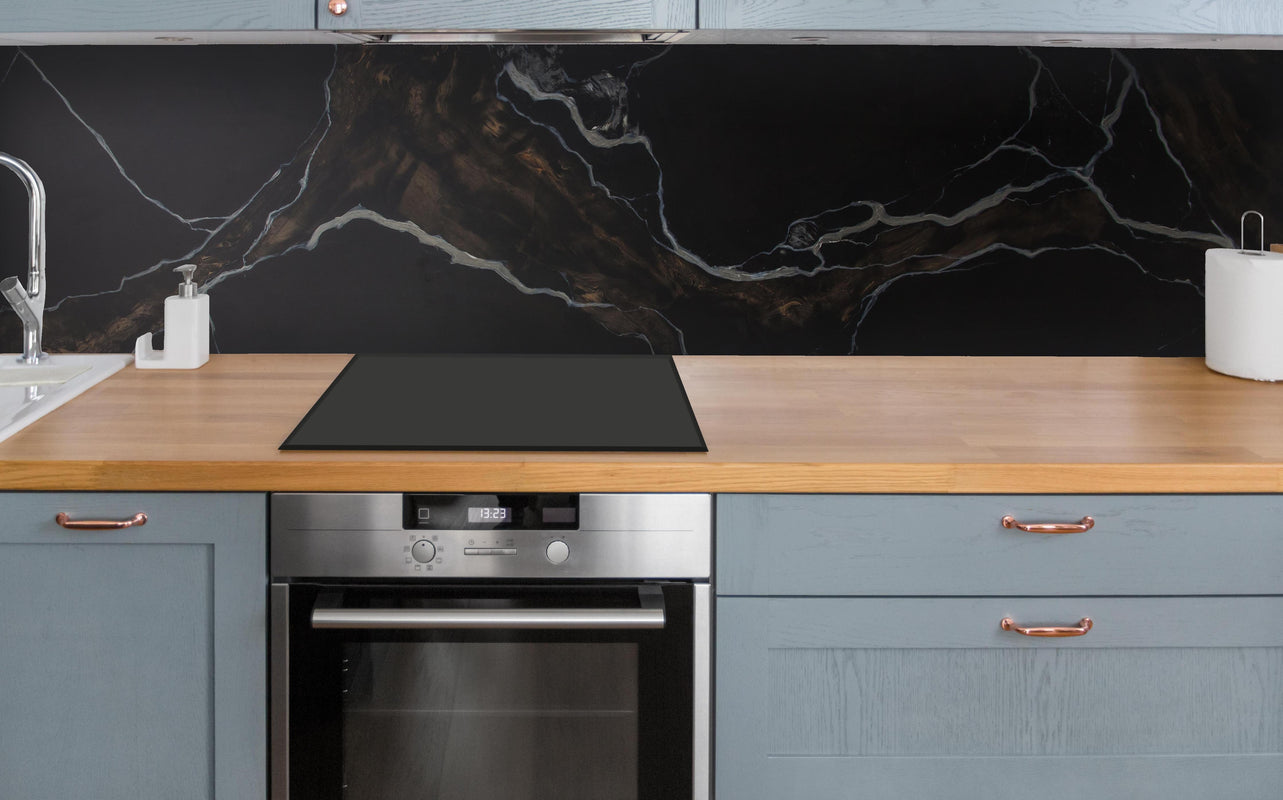 Küche - Schwarz-brauner Marmor über polierter Holzarbeitsplatte mit Cerankochfeld