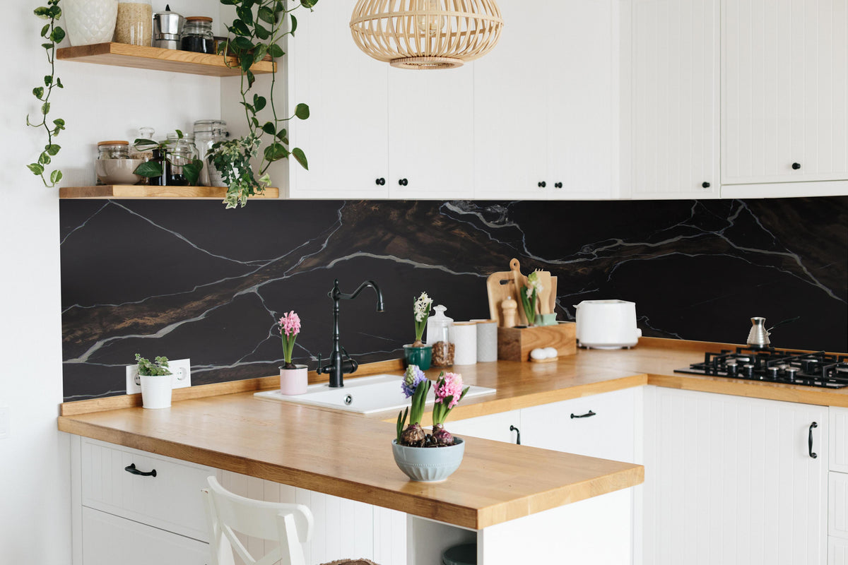 Küche - Schwarz-brauner Marmor in lebendiger Küche mit bunten Blumen