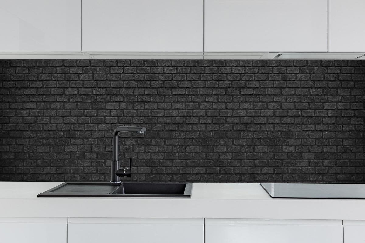 Küche - Schwarz graue Ziegelwand hinter weißen Hochglanz-Küchenregalen und schwarzem Wasserhahn