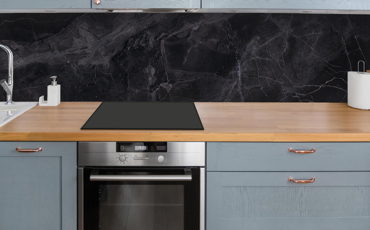 Küche - Schwarz-grauer Marmor über polierter Holzarbeitsplatte mit Cerankochfeld