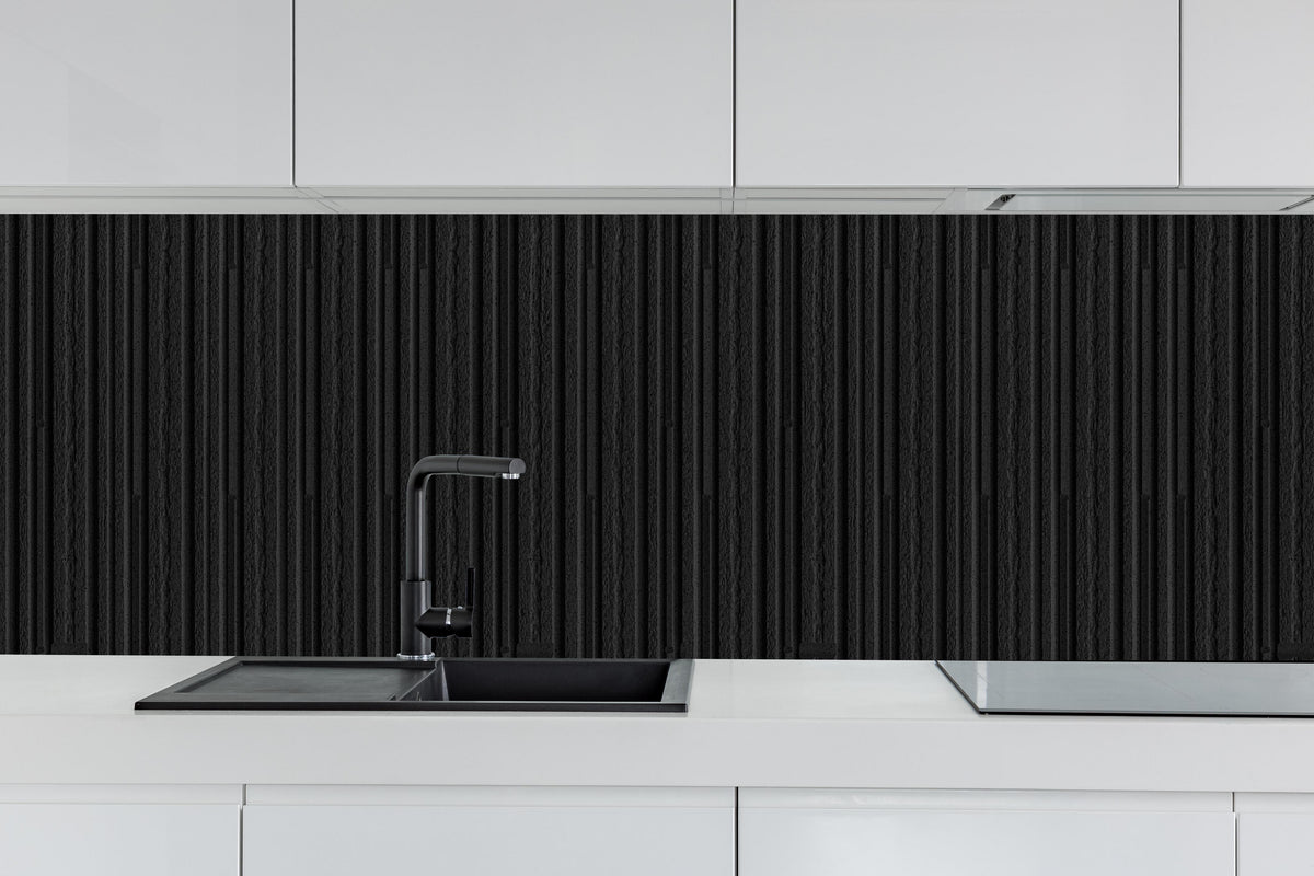 Küche - Schwarz moderne Steinmauer mit Streifen hinter weißen Hochglanz-Küchenregalen und schwarzem Wasserhahn