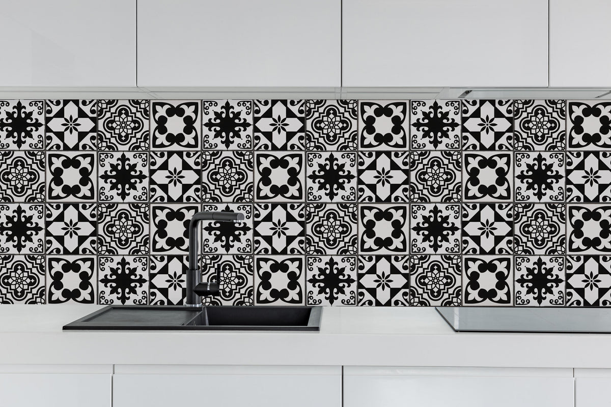Küche - Schwarz-weiß Vintage Fliesen hinter weißen Hochglanz-Küchenregalen und schwarzem Wasserhahn