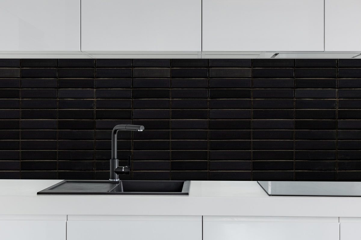 Küche - Schwarze Backsteinmauer mit goldener Akzent hinter weißen Hochglanz-Küchenregalen und schwarzem Wasserhahn