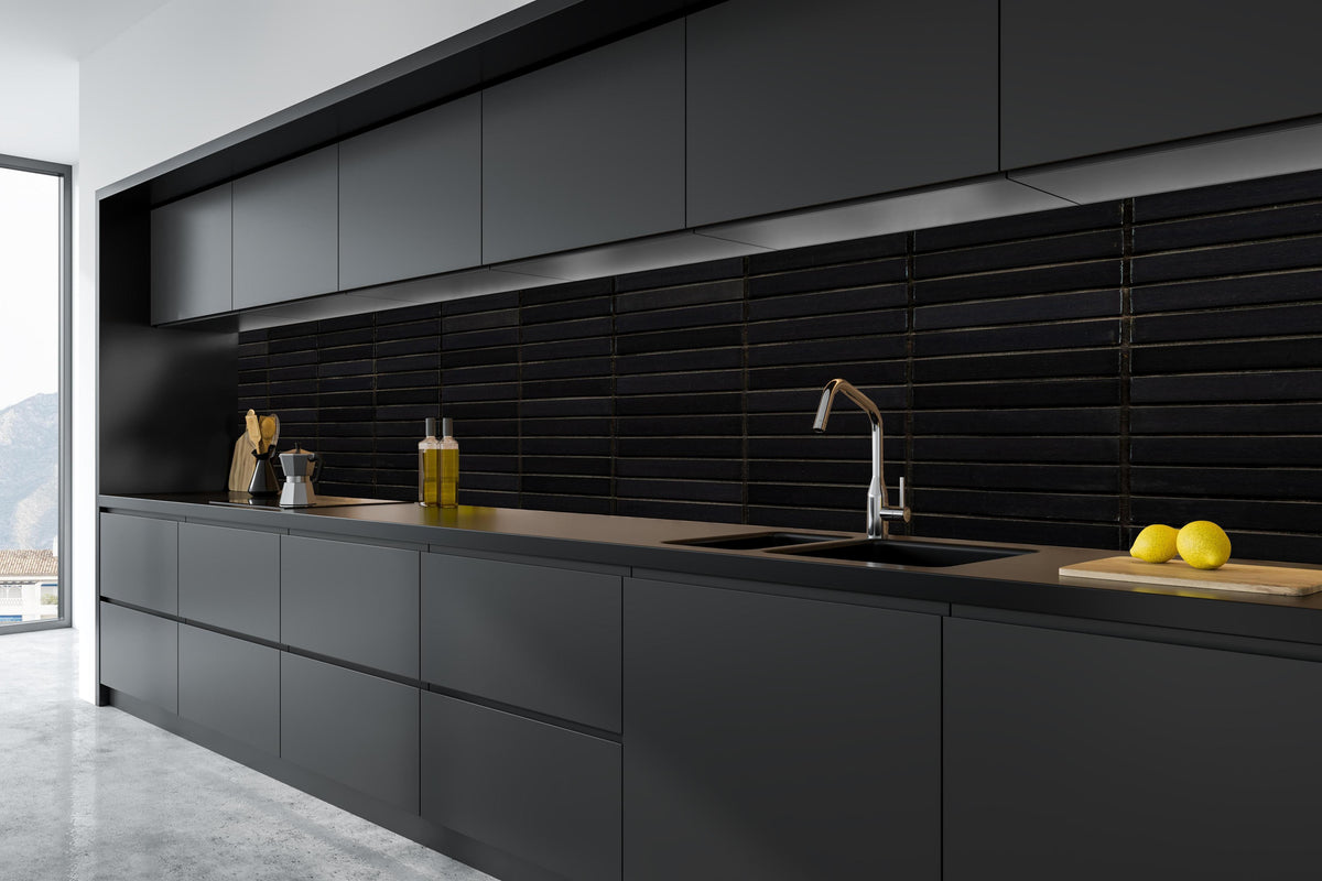 Küche - Schwarze Backsteinmauer mit goldener Akzent in tiefschwarzer matt-premium Einbauküche