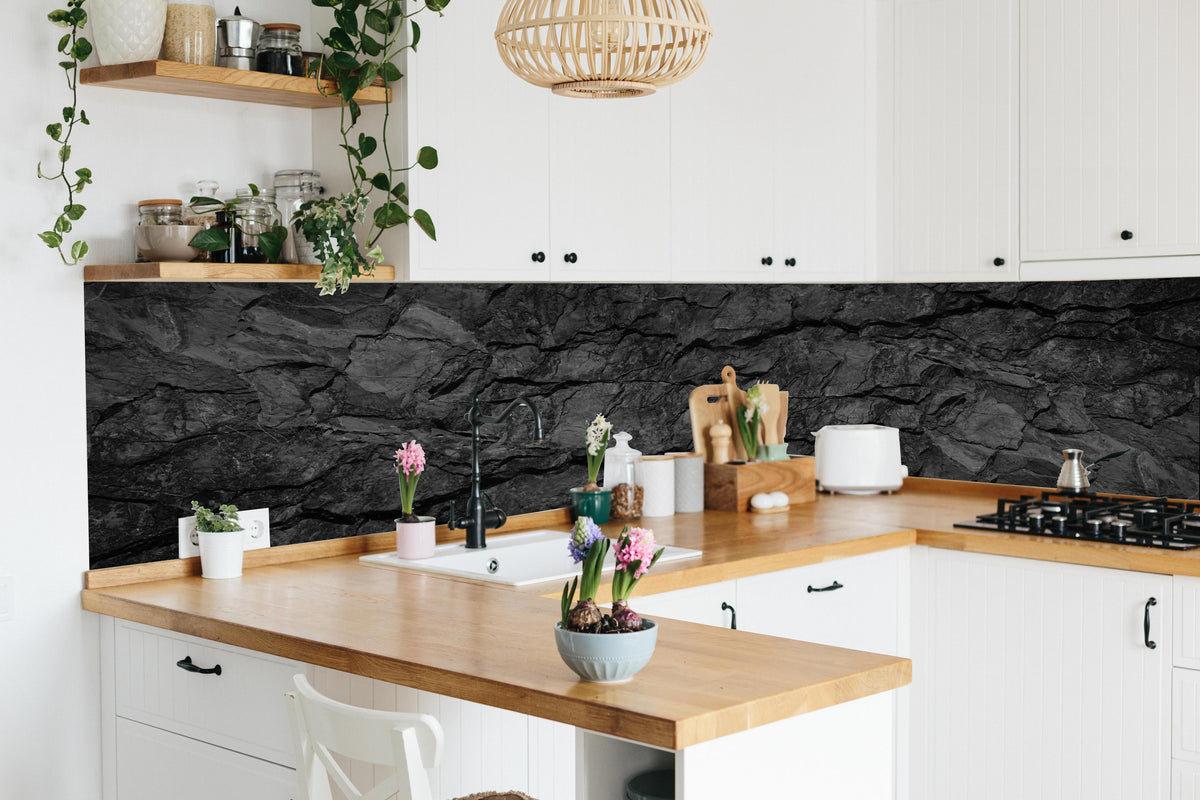Küche - Schwarze Gesteinstextur mit Rissen in lebendiger Küche mit bunten Blumen