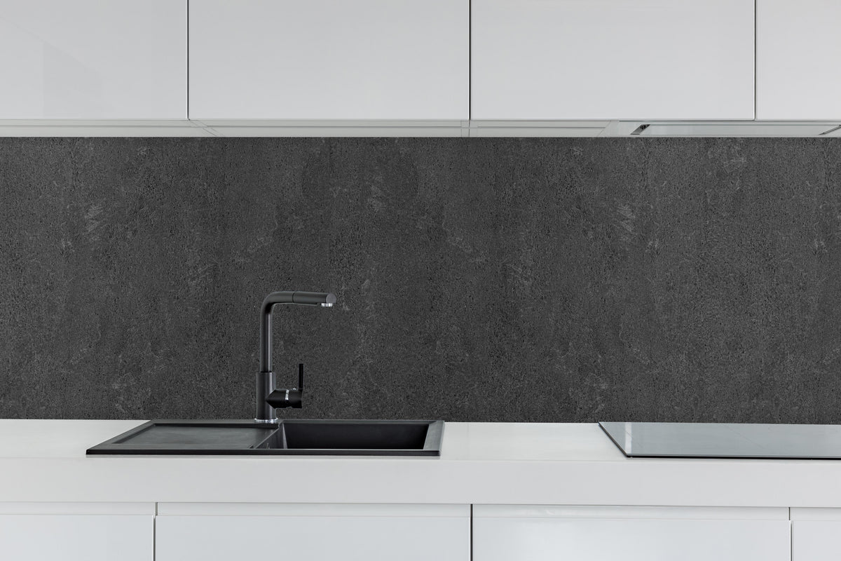 Küche - Schwarze Granitplatte hinter weißen Hochglanz-Küchenregalen und schwarzem Wasserhahn