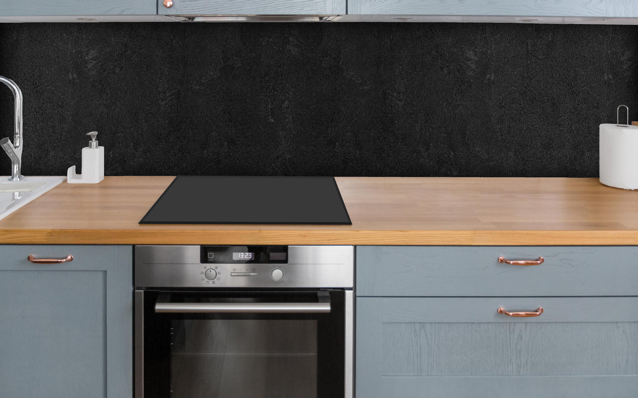 Küche - Schwarze Granitplatte über polierter Holzarbeitsplatte mit Cerankochfeld