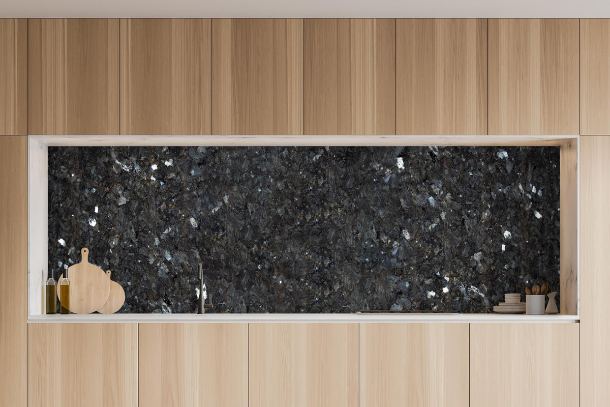 Küche - Schwarze Granitwand in charakteristischer Vollholz-Küche mit modernem Gasherd