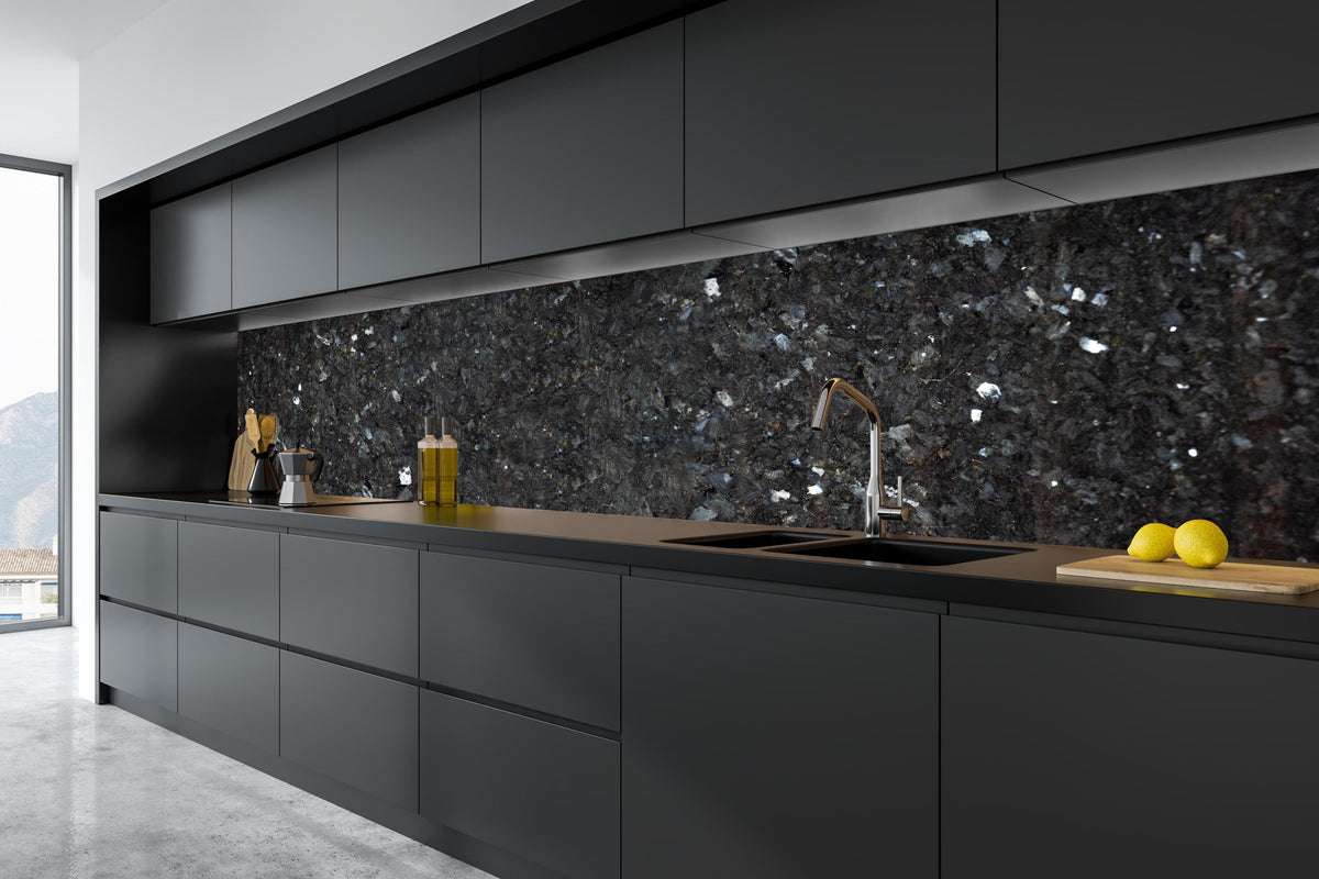 Küche - Schwarze Granitwand in tiefschwarzer matt-premium Einbauküche