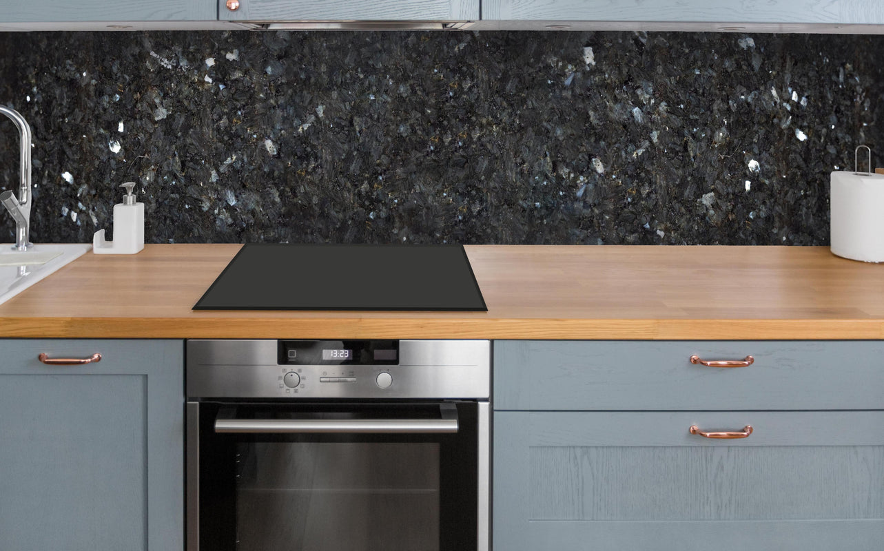 Küche - Schwarze Granitwand über polierter Holzarbeitsplatte mit Cerankochfeld
