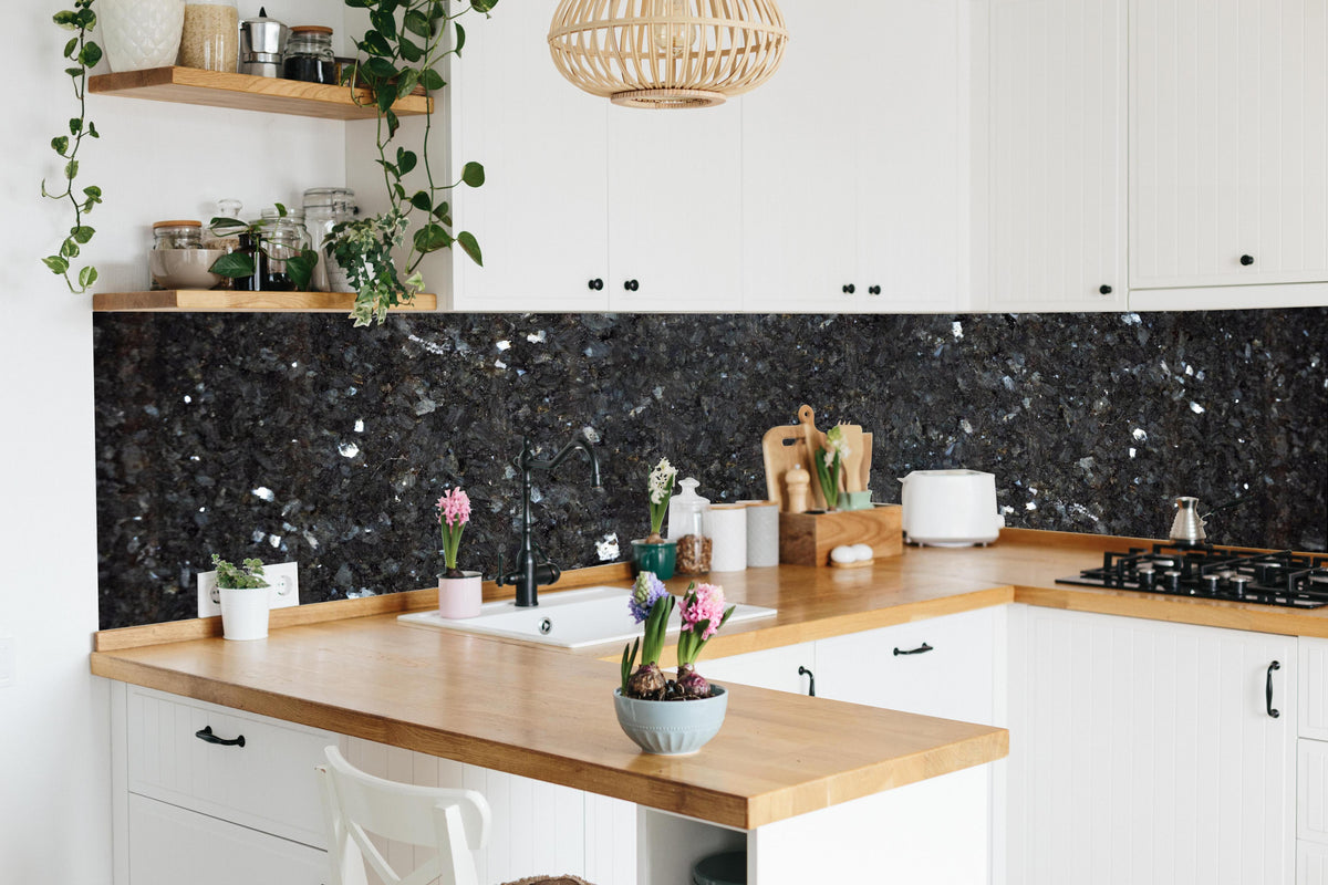 Küche - Schwarze Granitwand in lebendiger Küche mit bunten Blumen