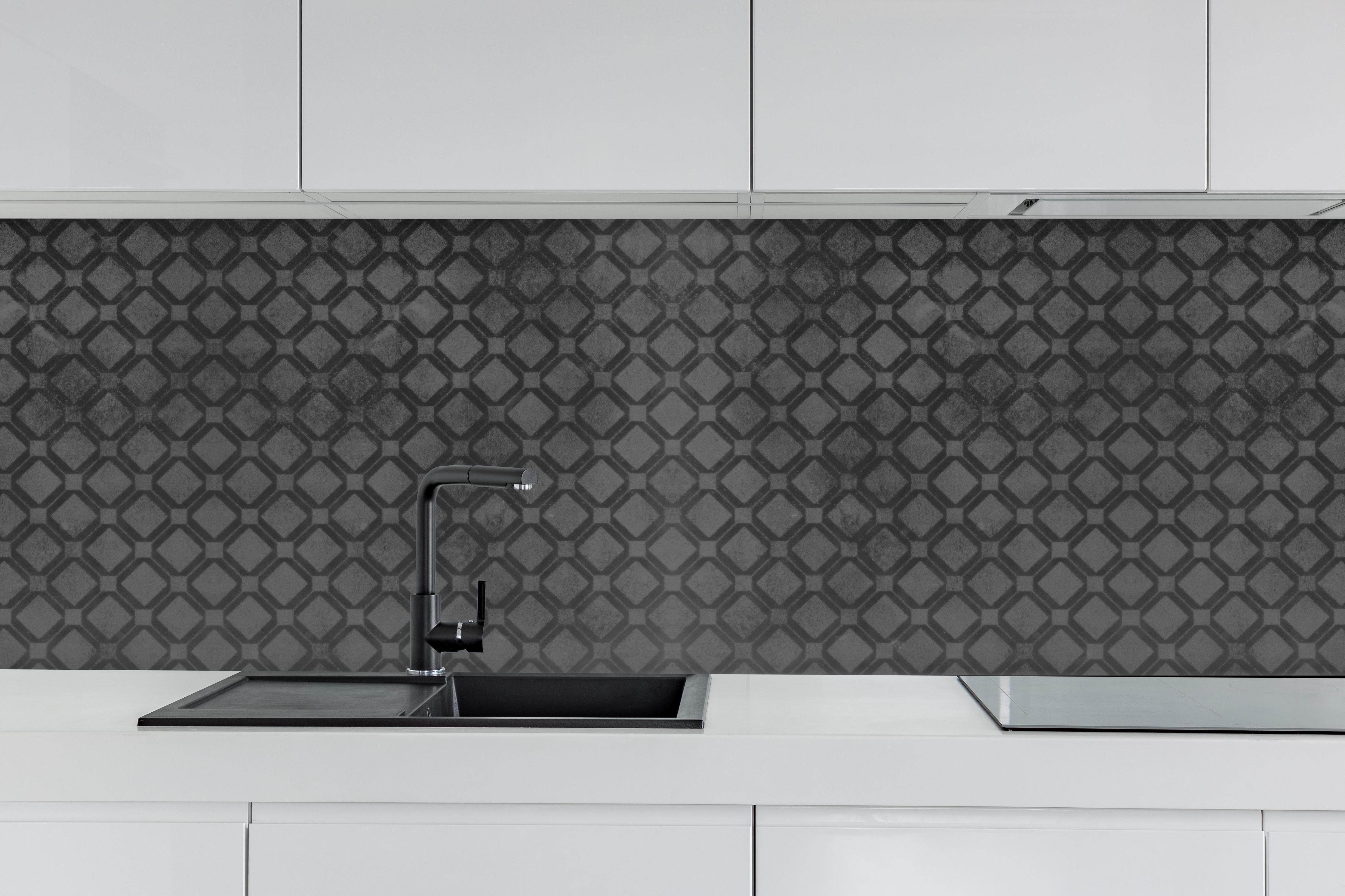 Küche - Schwarze Raute Muster hinter weißen Hochglanz-Küchenregalen und schwarzem Wasserhahn