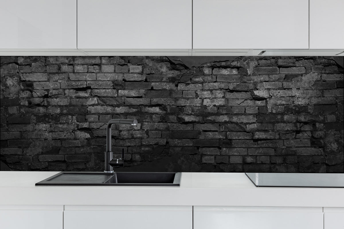 Küche - Schwarze alte Backsteinmauer hinter weißen Hochglanz-Küchenregalen und schwarzem Wasserhahn