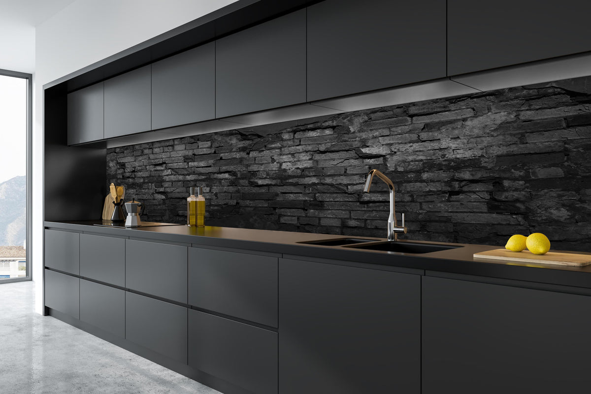 Küche - Schwarze alte Backsteinmauer in tiefschwarzer matt-premium Einbauküche