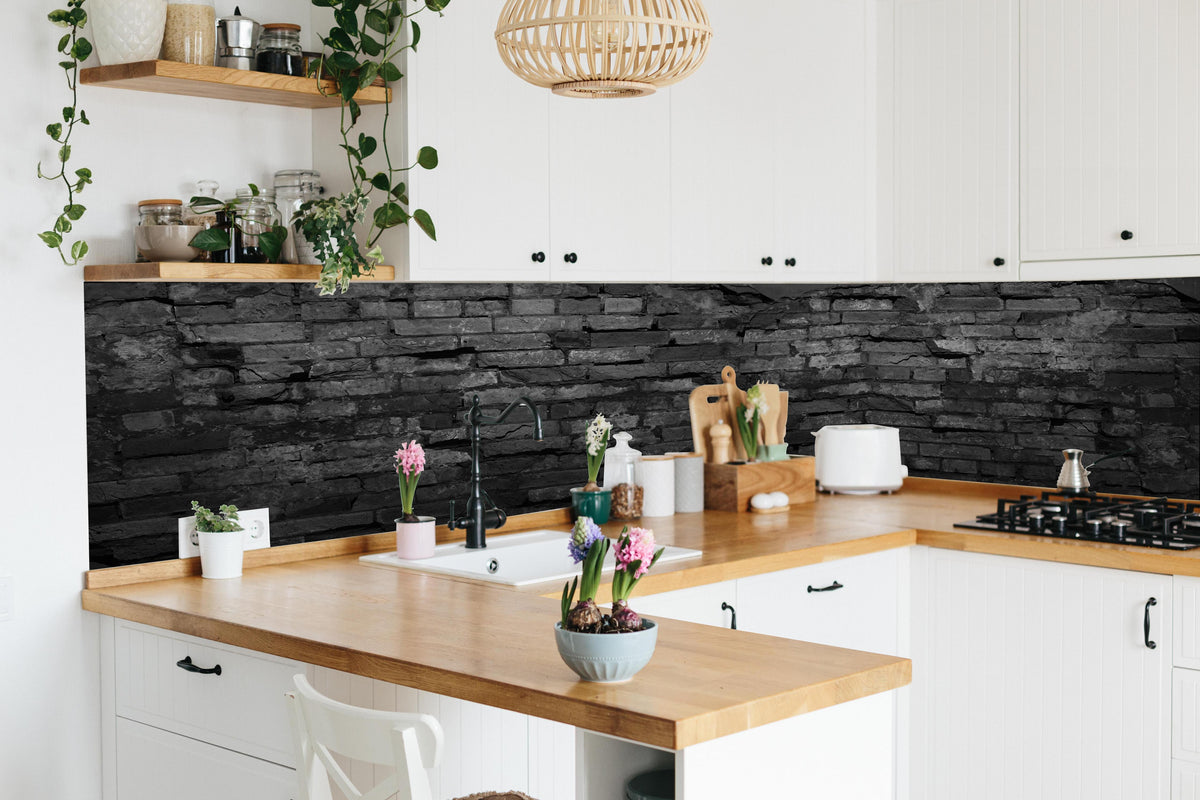 Küche - Schwarze alte Backsteinmauer in lebendiger Küche mit bunten Blumen