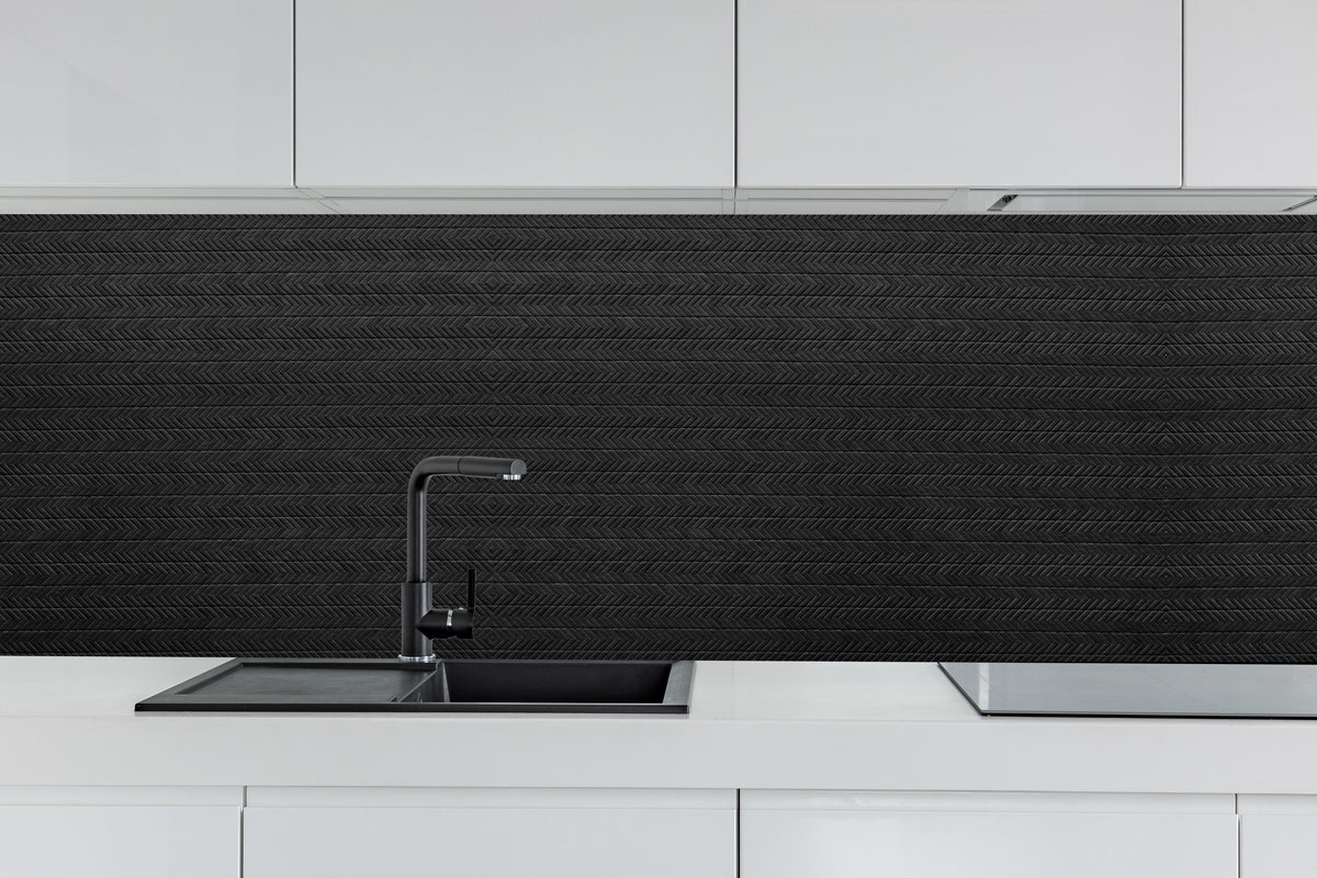 Küche - Schwarze dunkelgraue diagonal Muster hinter weißen Hochglanz-Küchenregalen und schwarzem Wasserhahn