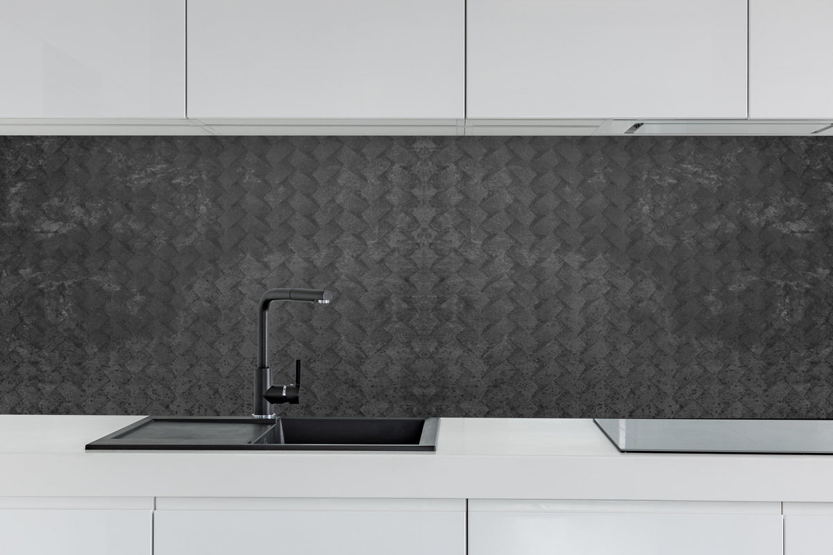 Küche - Schwarze geometrisches Betonwand hinter weißen Hochglanz-Küchenregalen und schwarzem Wasserhahn