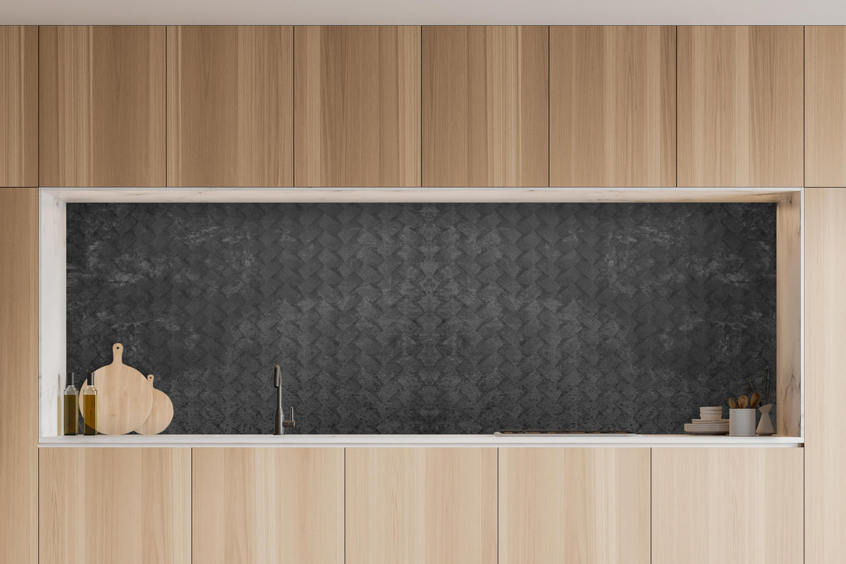 Küche - Schwarze geometrisches Betonwand in charakteristischer Vollholz-Küche mit modernem Gasherd