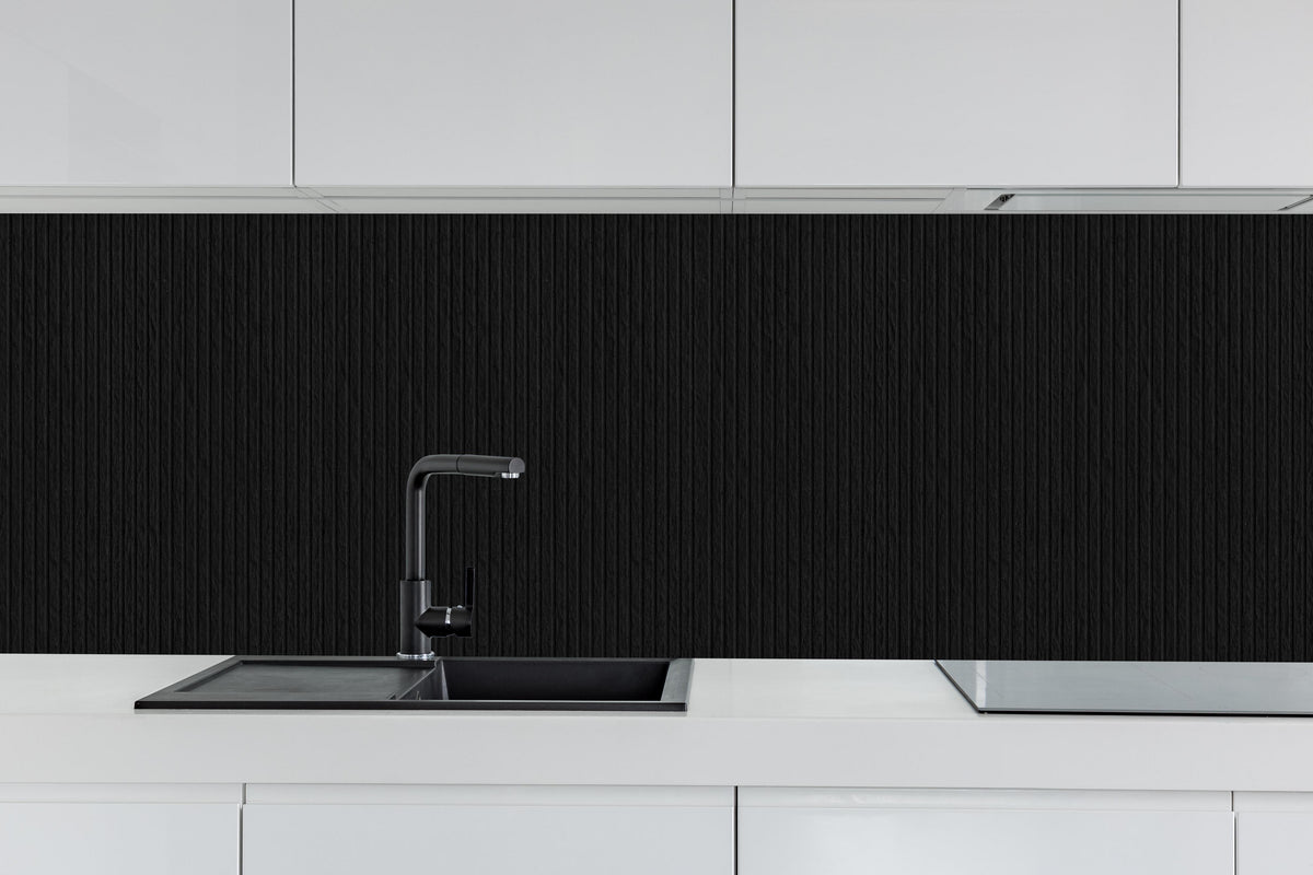 Küche - Schwarze moderne Zementwand mit Linien Muster hinter weißen Hochglanz-Küchenregalen und schwarzem Wasserhahn