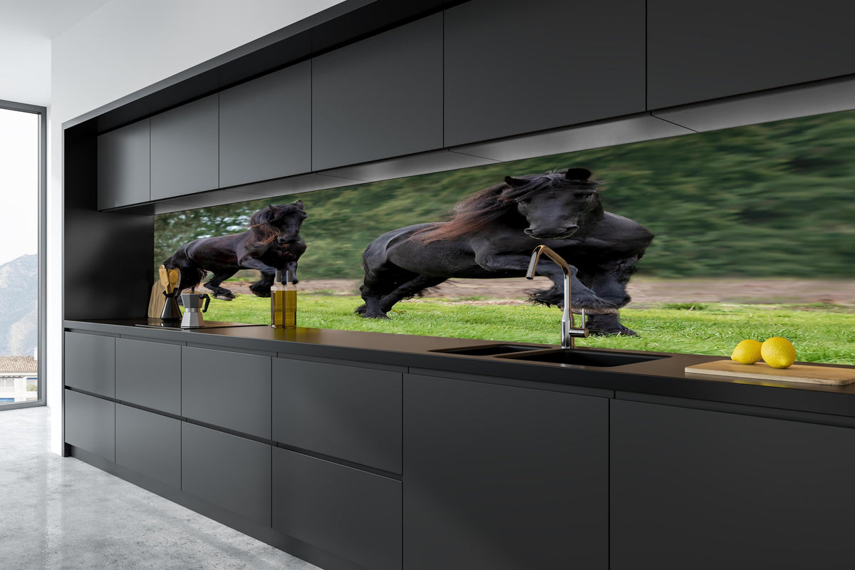 Küche - Schwarze prächtige Friesenpferde in tiefschwarzer matt-premium Einbauküche