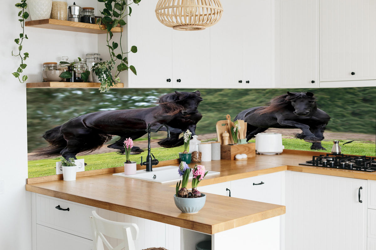 Küche - Schwarze prächtige Friesenpferde in lebendiger Küche mit bunten Blumen