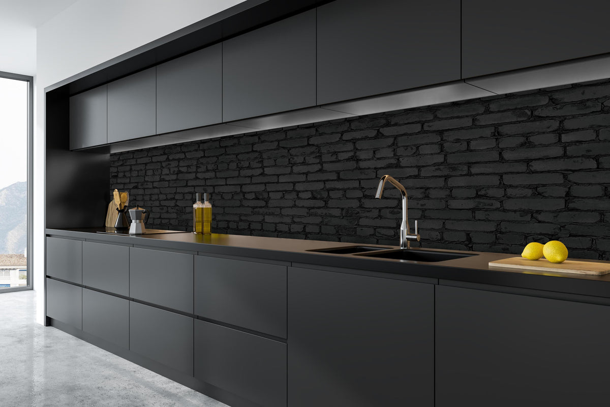 Küche - Schwarze raue Backsteinmauer in tiefschwarzer matt-premium Einbauküche