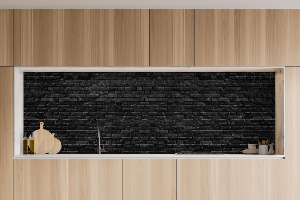 Küche - Schwarze raue Ziegelwand in charakteristischer Vollholz-Küche mit modernem Gasherd