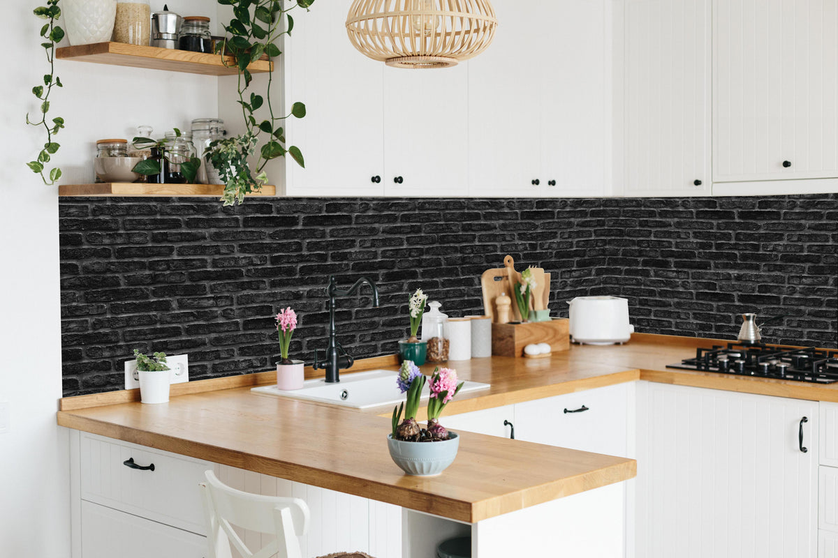 Küche - Schwarze schlichte Ziegelwand in lebendiger Küche mit bunten Blumen