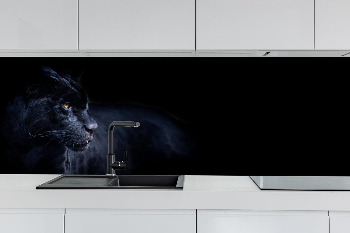Küche - Schwarzen Panther mit schwarzem Hintergrund hinter weißen Hochglanz-Küchenregalen und schwarzem Wasserhahn