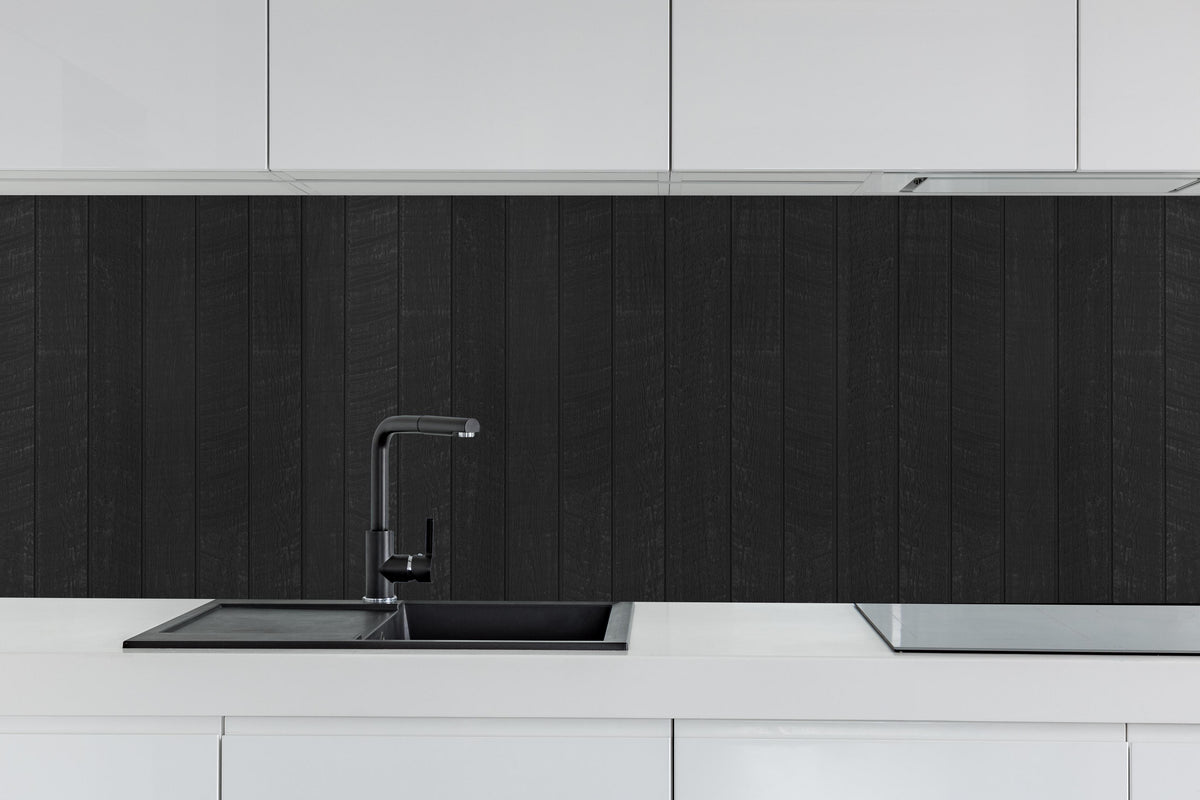 Küche - Schwarzer Holzzaun mit vertikalen Holzbrättern hinter weißen Hochglanz-Küchenregalen und schwarzem Wasserhahn
