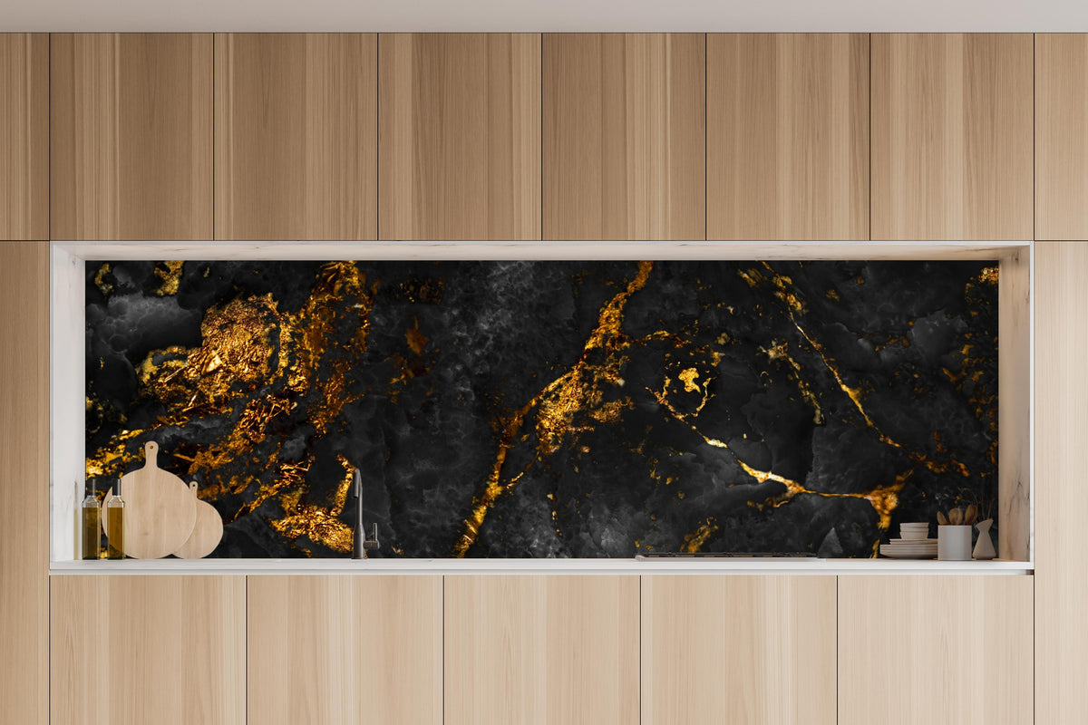 Küche - Schwarzer Marmor mit goldenen Adern in charakteristischer Vollholz-Küche mit modernem Gasherd