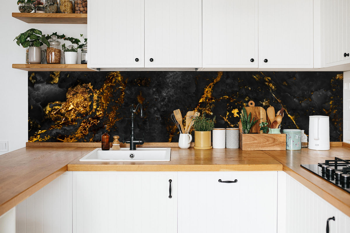 Küche - Schwarzer Marmor mit goldenen Adern in weißer Küche hinter Gewürzen und Kochlöffeln aus Holz