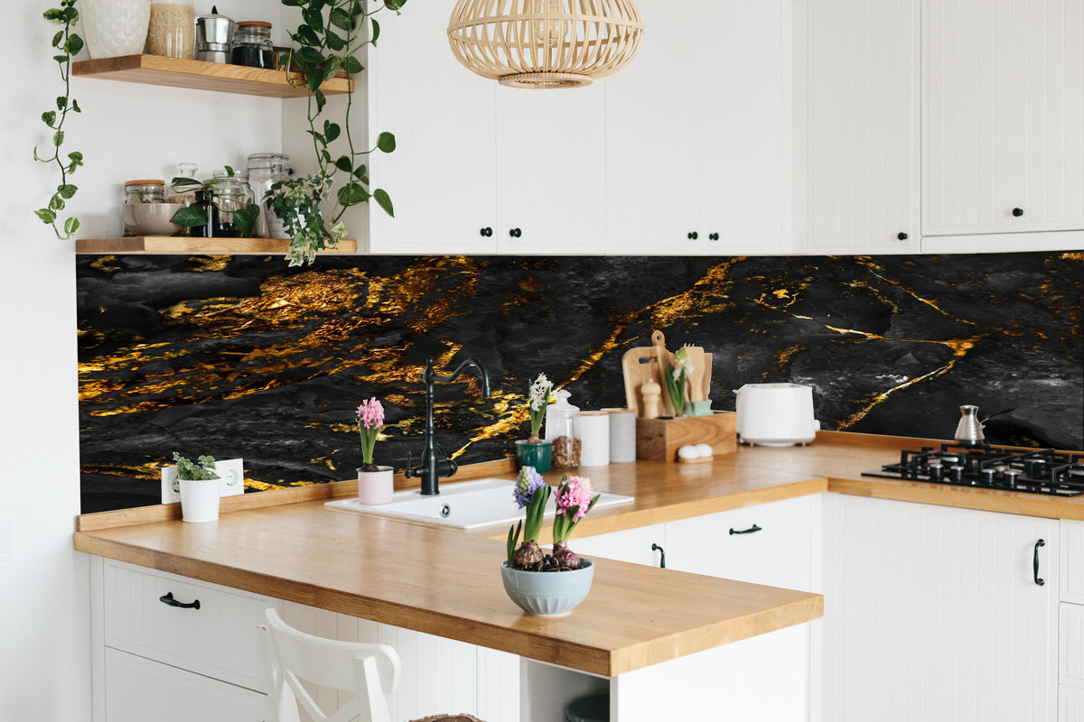 Küche - Schwarzer Marmor mit goldenen Adern in lebendiger Küche mit bunten Blumen