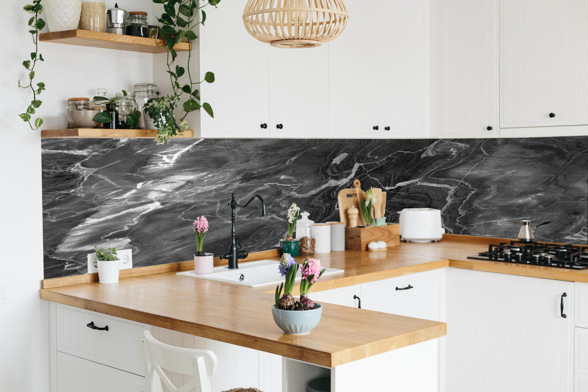 Küche - Schwarzer Marmor mit weißen Adern in lebendiger Küche mit bunten Blumen