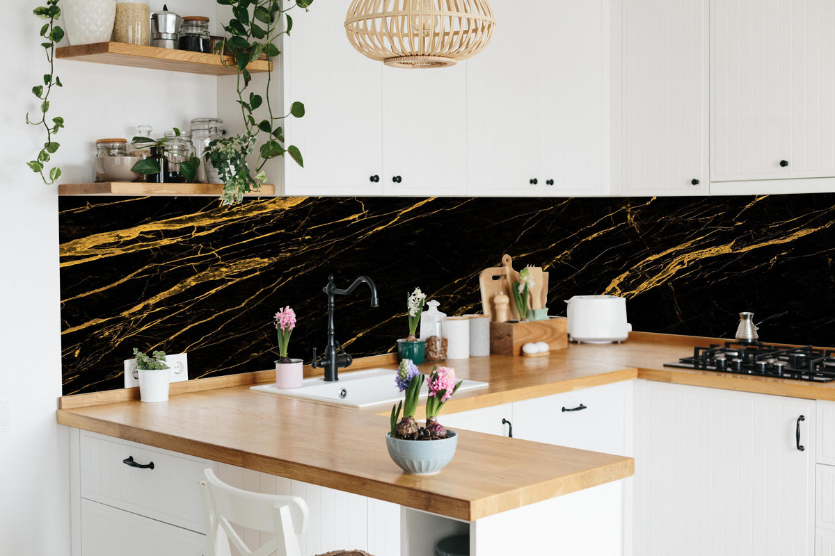 Küche - Schwarzer Marmorhintergrund mit gelben Adern in lebendiger Küche mit bunten Blumen