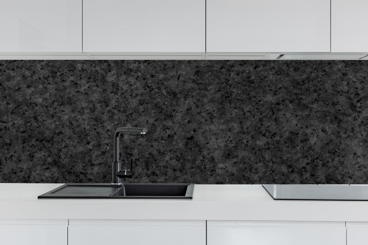 Küche - Schwarzer Sandstein poliert hinter weißen Hochglanz-Küchenregalen und schwarzem Wasserhahn